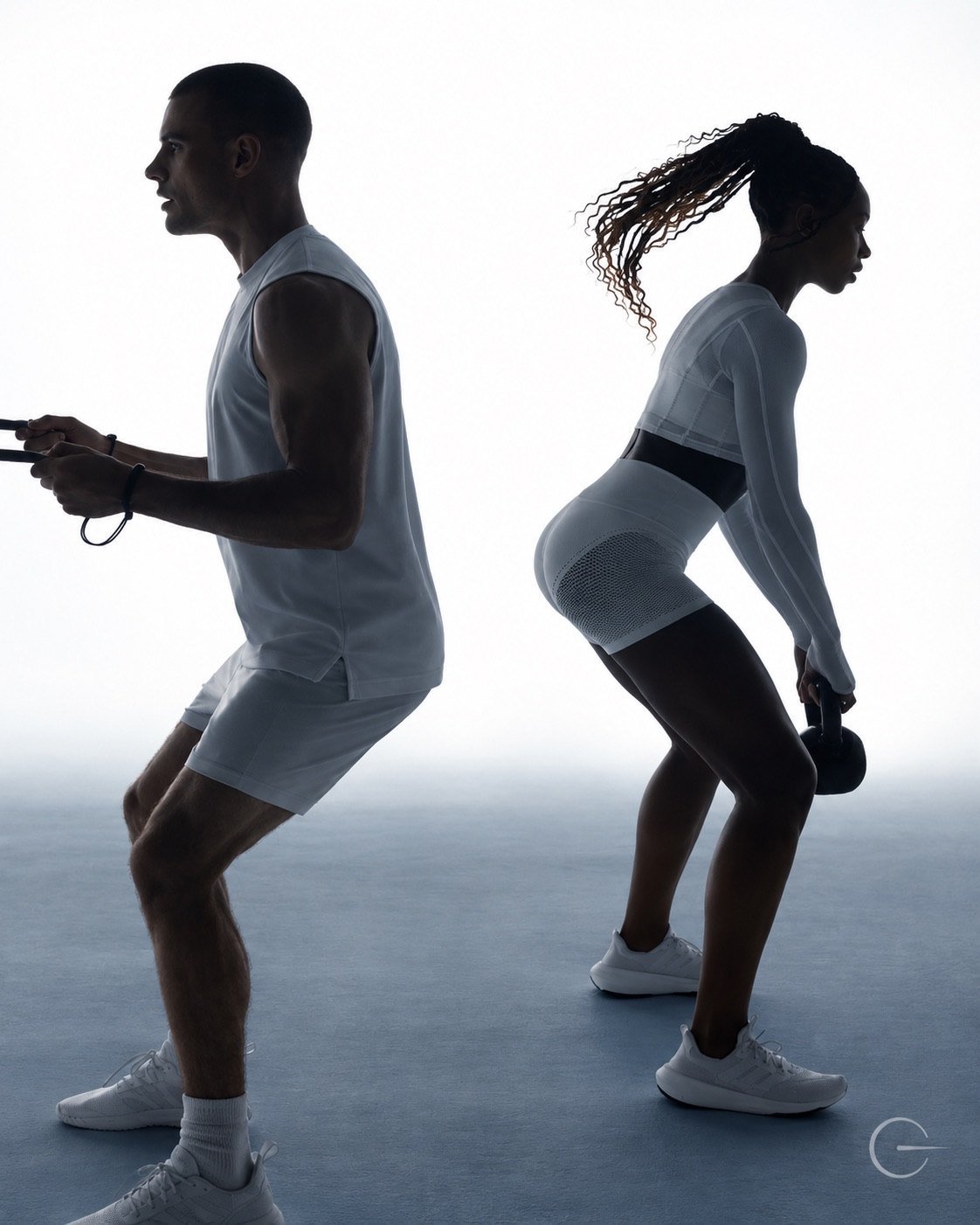 Dois adultos em treino de força